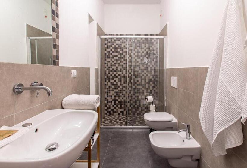 اتاق استاندارد با سرویس بهداشتی مشترک, Wellstay Perugia Downtown   Rooms