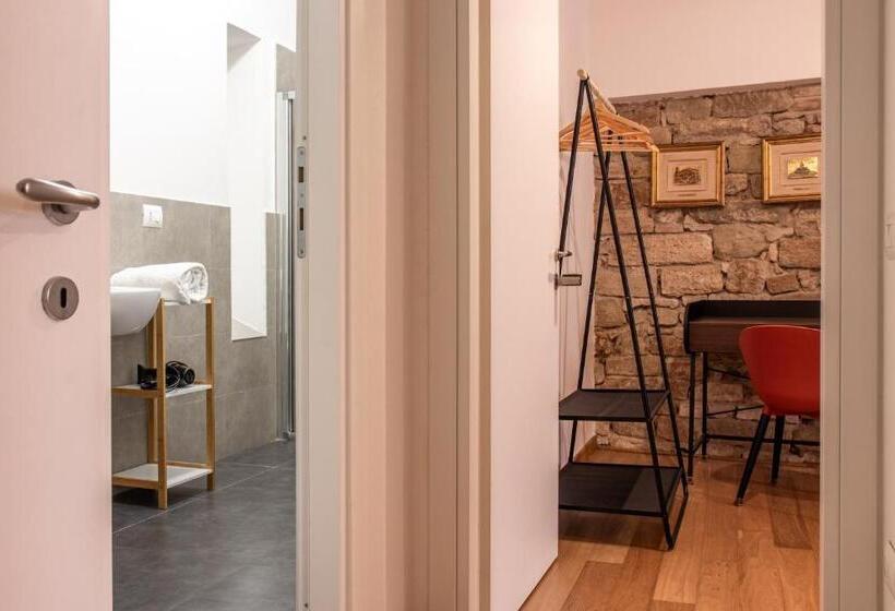 اتاق استاندارد با سرویس بهداشتی مشترک, Wellstay Perugia Downtown   Rooms