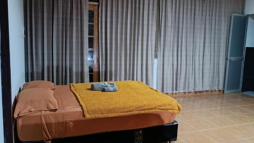 חדר סטנדרט לשלושה עם נוף לבריכה, Tiktoker Lodge