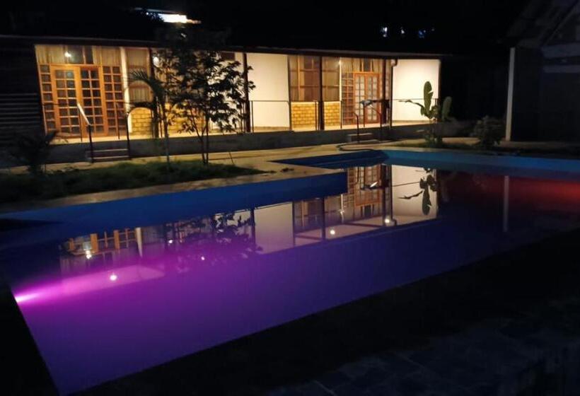 اتاق استاندارد سه تخته با چشمانداز استخر, Tiktoker Lodge