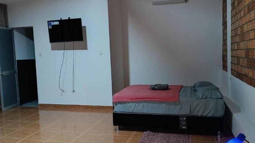 اتاق استاندارد سه تخته با چشمانداز استخر, Tiktoker Lodge