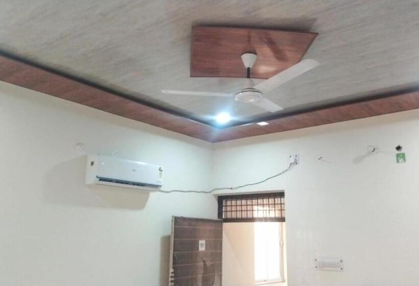 חדר דלוקס לארבעה, Goroomgo Kunj Residency Mathura Near Bus Stand   Parking Facility & Restrurant