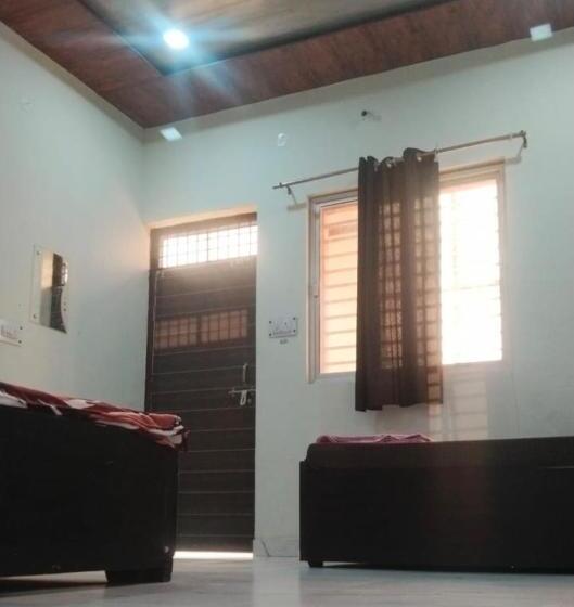חדר דלוקס לשלושה, Goroomgo Kunj Residency Mathura Near Bus Stand   Parking Facility & Restrurant