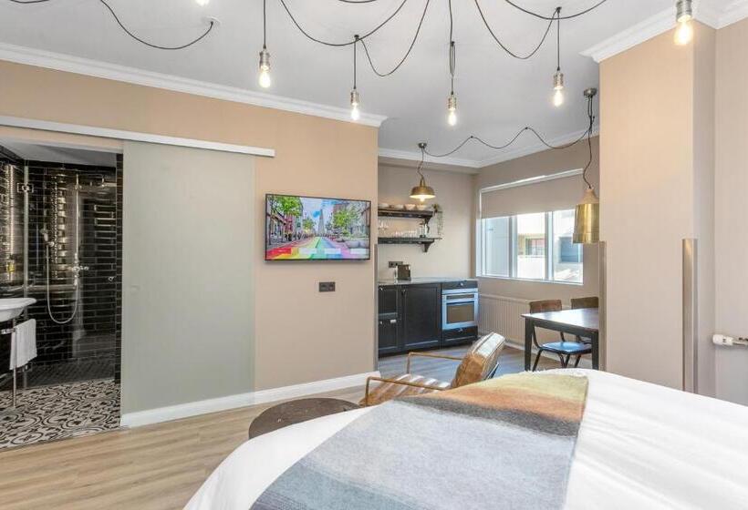 استودیوی سوپریور, Oddsson Downtown