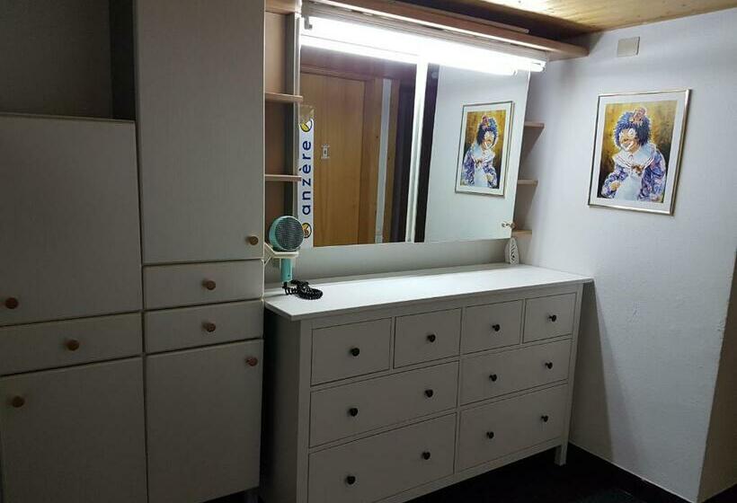 חדר סטנדרטי עם מיטת קומתיים ואמבטיה משותפת, Holidays Groupes Anzère