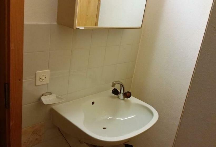 חדר סטנדרטי עם מיטת קומתיים ואמבטיה משותפת, Holidays Groupes Anzère