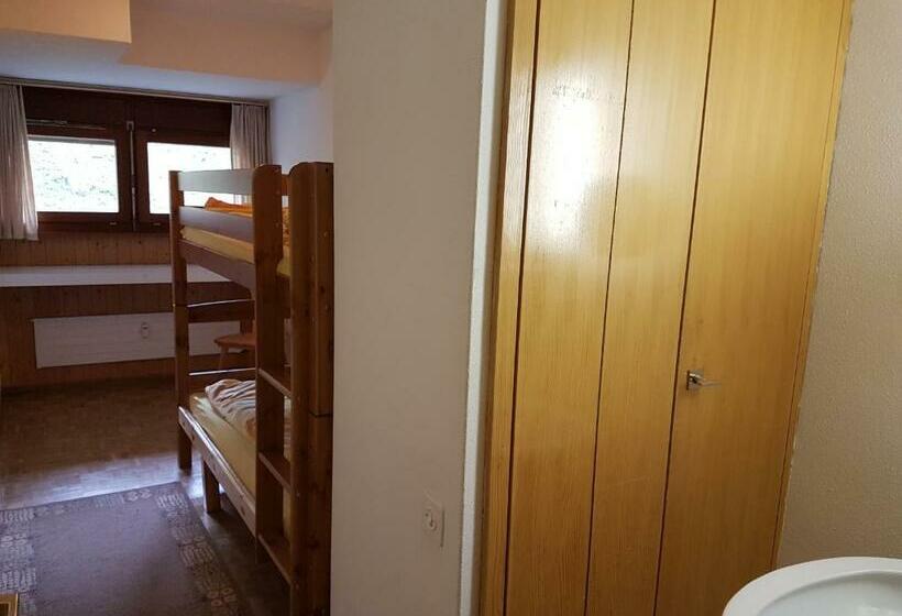 חדר סטנדרטי עם מיטת קומתיים ואמבטיה משותפת, Holidays Groupes Anzère