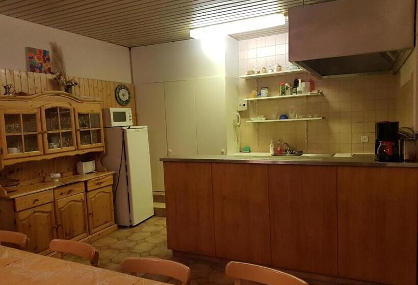 חדר סטנדרטי עם מיטת קומתיים ואמבטיה משותפת, Holidays Groupes Anzère