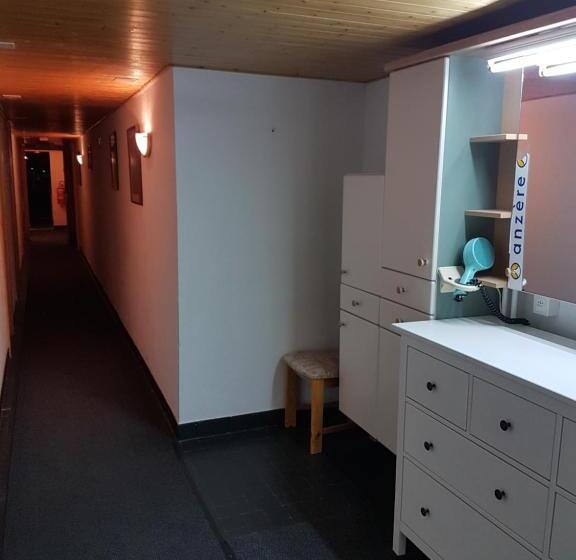 חדר סטנדרטי עם מיטת קומתיים ואמבטיה משותפת, Holidays Groupes Anzère