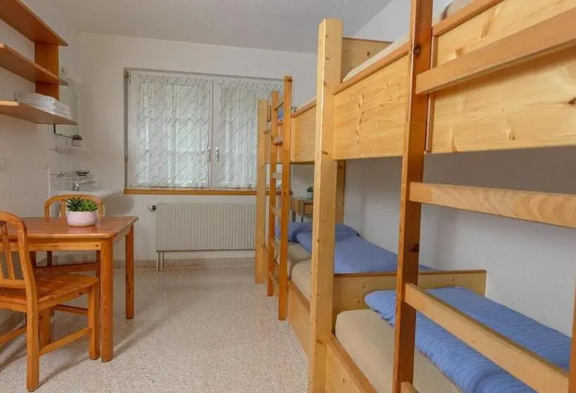 Standard Neljän Hengen Huone Jaettu Kylpyhuone, Touristenheim Bergfreude