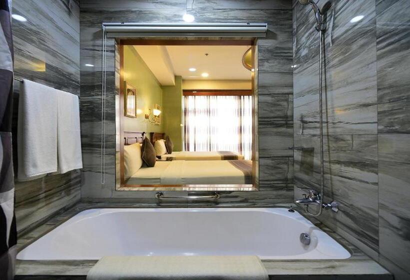 جناح جونيور, Paragon Hotel And Suites