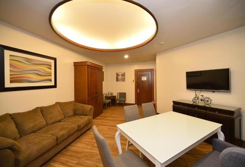 جناح جونيور, Paragon Hotel And Suites