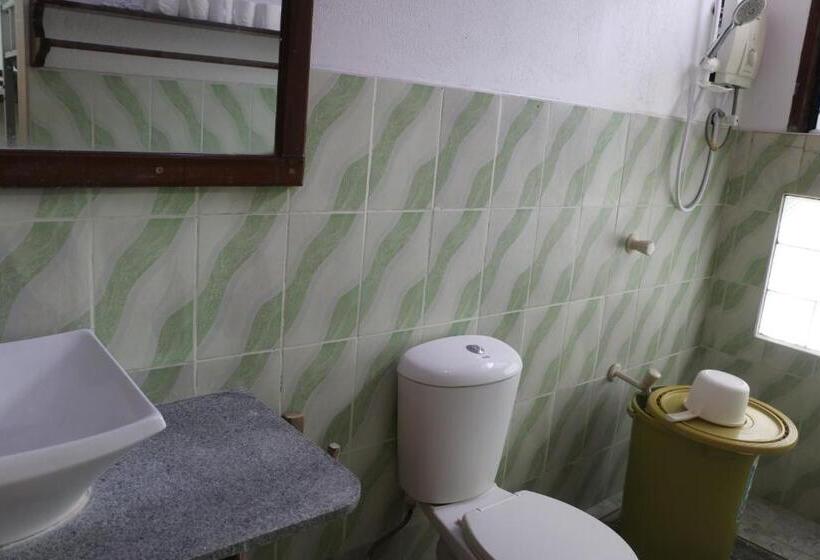 اتاق خانوادگی, Patrick's On The Beach Resort