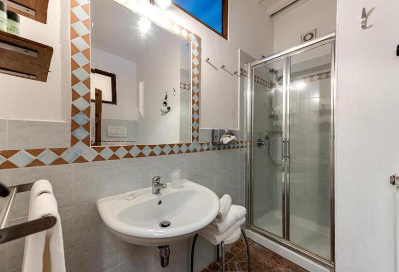 スタンダードトリプルルーム, Borgo Medievale San Quirico D Orcia B&b   Capitano Collection   Albergo Diffuso