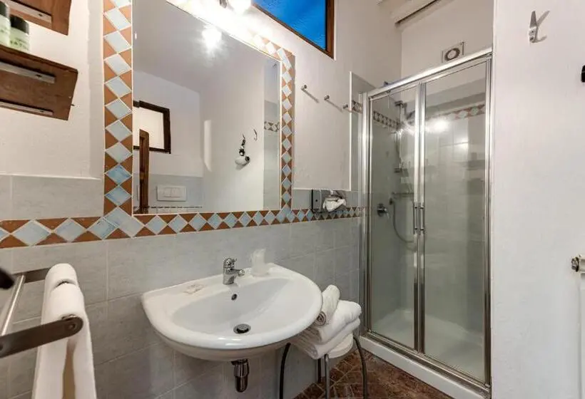 スタンダードトリプルルーム, Borgo Medievale San Quirico D Orcia B&b   Capitano Collection   Albergo Diffuso