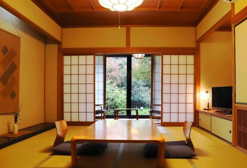 חדר סטנדרט לארבעה, Yufuin Onsen Ryokan Hananomai