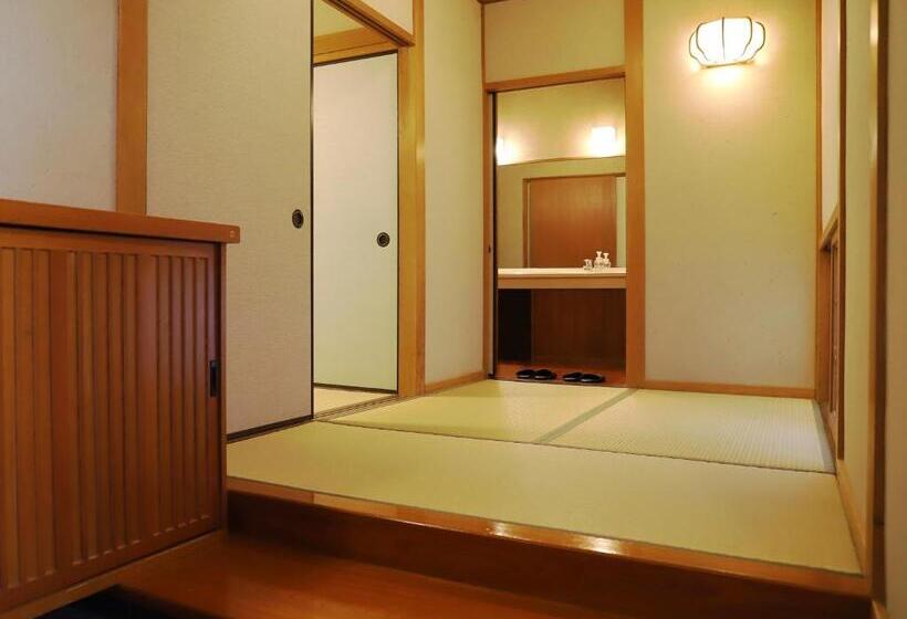 חדר סטנדרט לארבעה, Yufuin Onsen Ryokan Hananomai