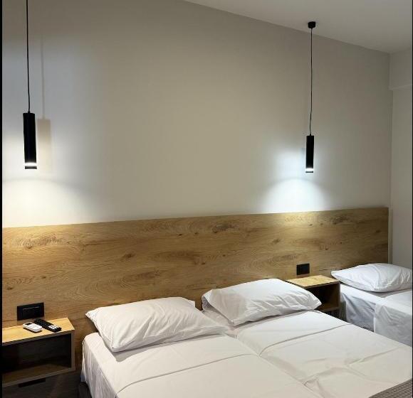 اتاق استاندارد سه نفره, Lunar