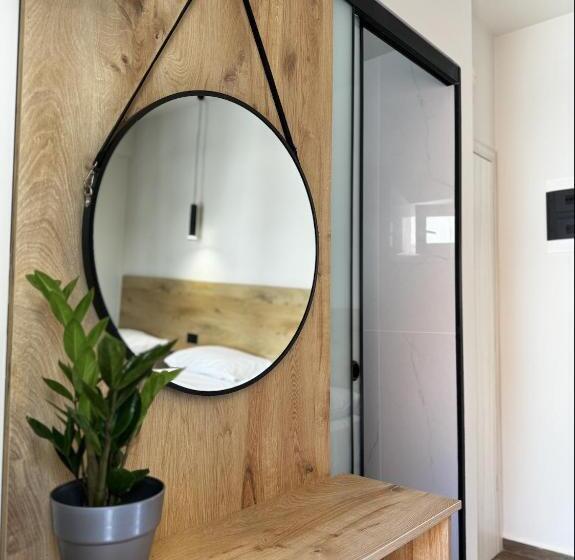 اتاق استاندارد سه نفره, Lunar