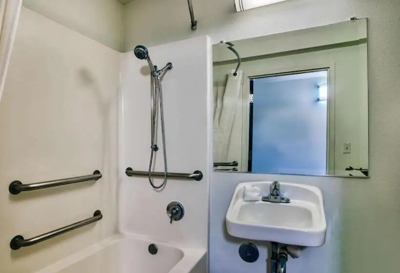 身障者適用スタンダードルーム, Studio 6 Suites Hesperia, Ca – West Main Street – I 15