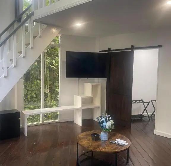سوئیت با بالکن, Lf Jungle Retreat