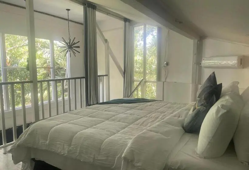 سوئیت با بالکن, Lf Jungle Retreat