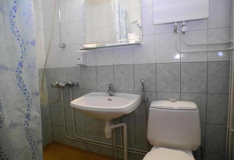 スタンダードルーム, Li Anna Kern