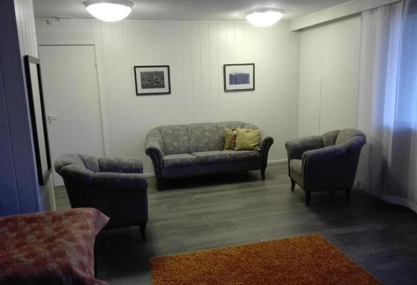 غرفة عائلية, Li Pogostan Hovi