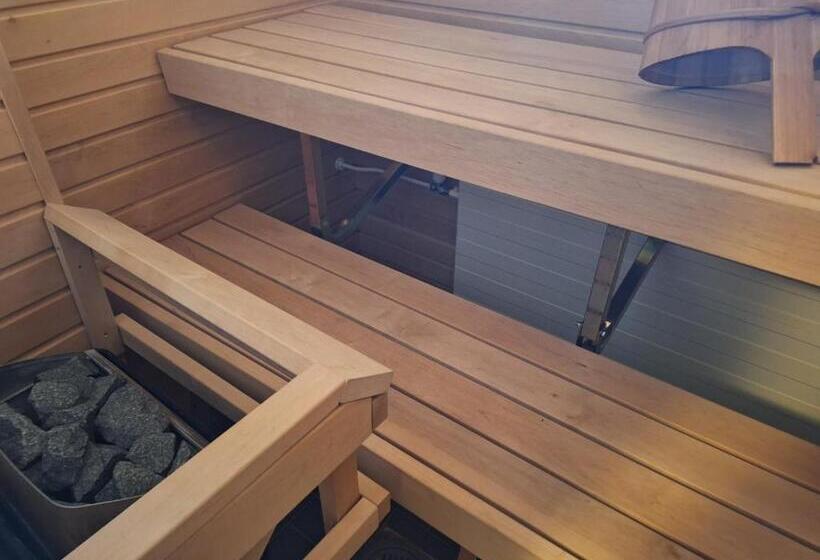 شقة غرفة واحدة, Li Pogostan Hovi