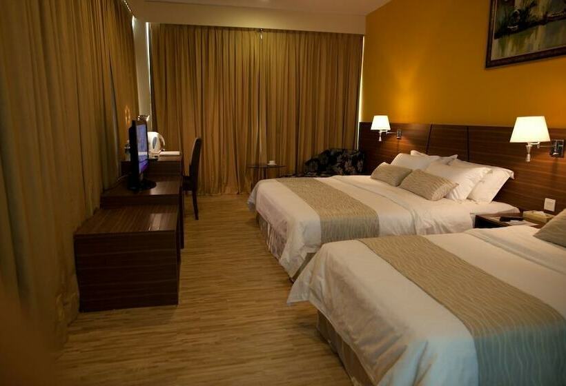 חדר משפחתי, Pinetree