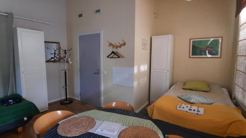 חדר סטנדרט לשלושה עם חדר אמבטיה משוף, Li Ja Hostelli Marja