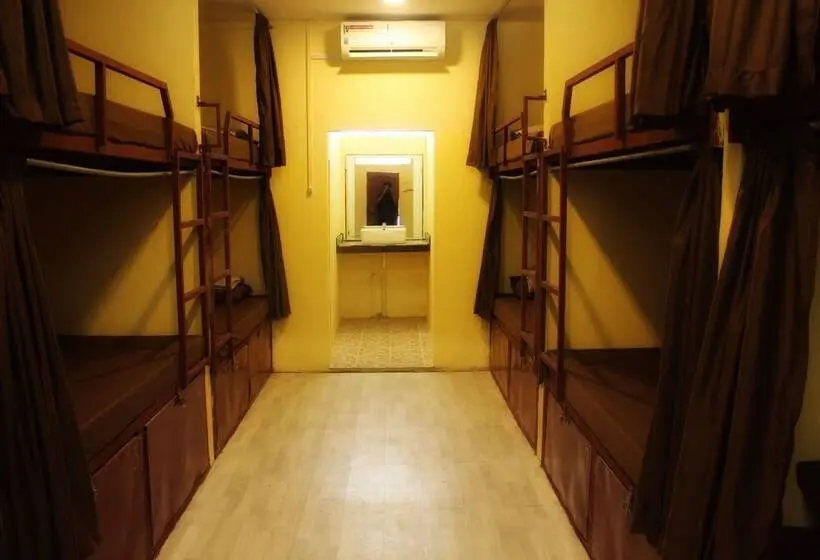 تختخواب در اتاق مشترک, Tree Bar Hostel