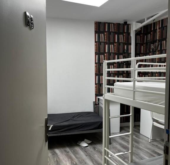 تختخواب در اتاق مشترک, Chez Mia Paris