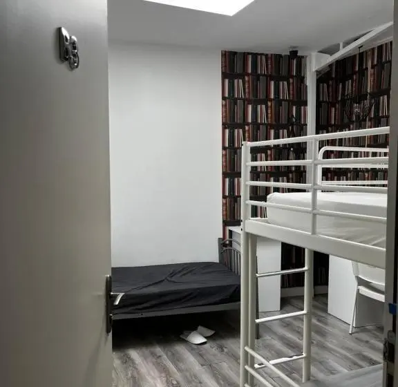 تختخواب در اتاق مشترک, Chez Mia Paris