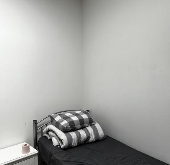 تختخواب در اتاق مشترک, Chez Mia Paris