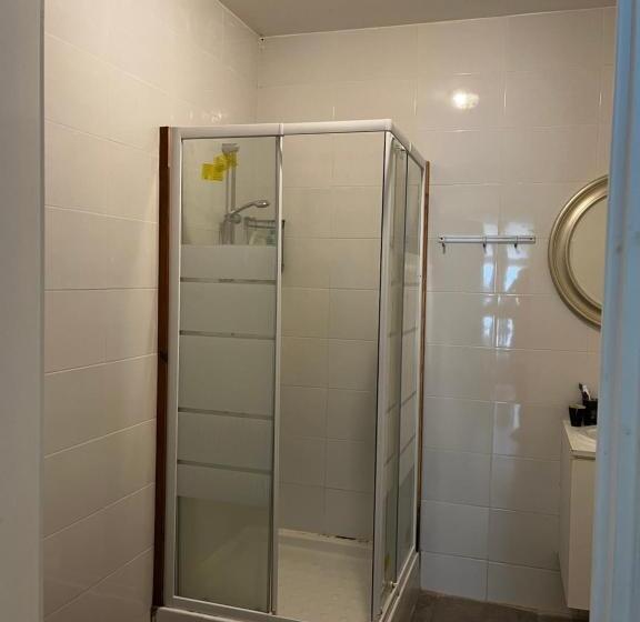 اتاق خانوادگی, Chez Mia Paris