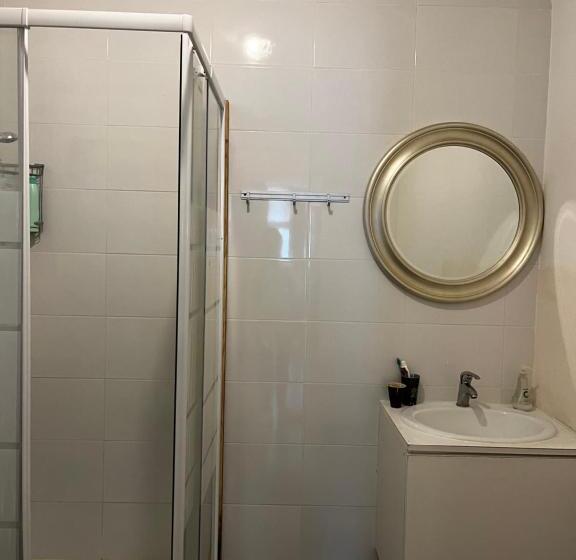 اتاق خانوادگی, Chez Mia Paris