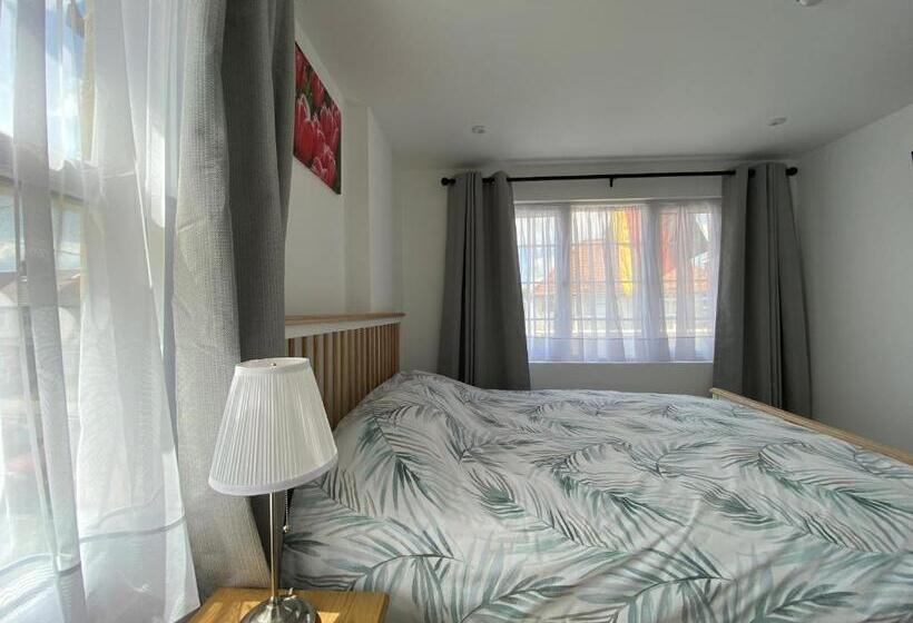 Номер Стандарт, The Prince Albert, Whitton