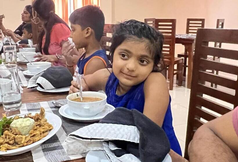 اتاق لوکس, Yal S Town Inn