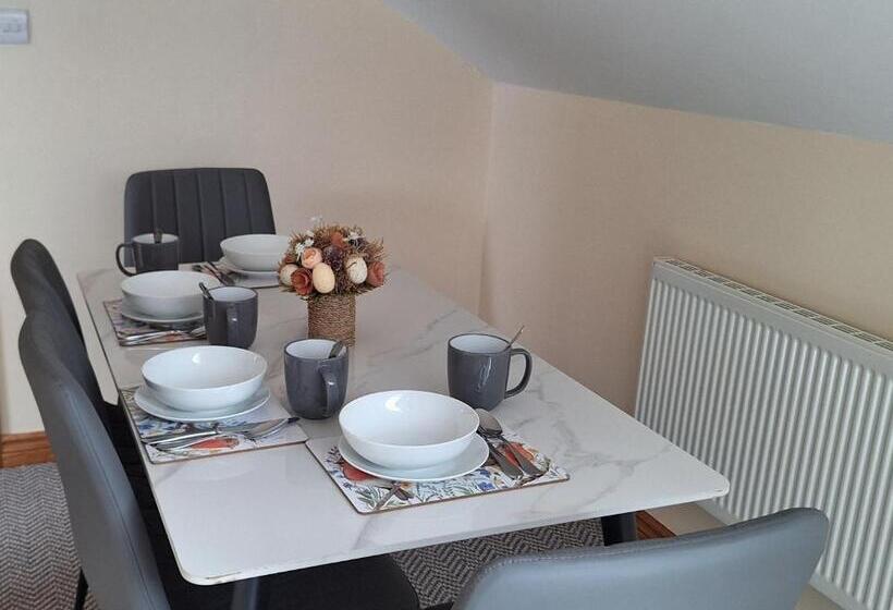 דירת שני חדרים, Ballnamona House