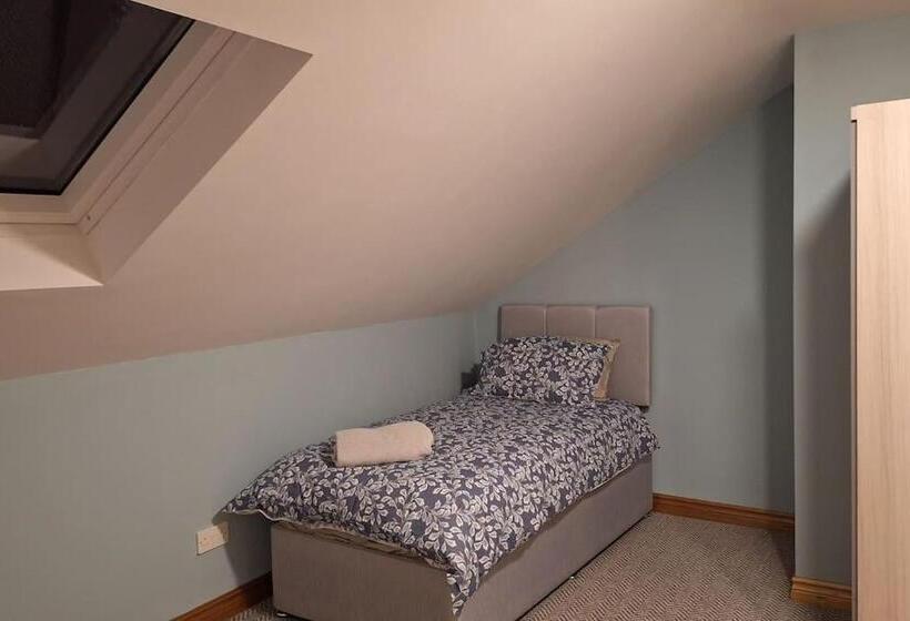 דירת שני חדרים, Ballnamona House