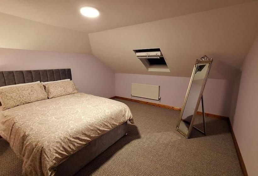 דירת שני חדרים, Ballnamona House