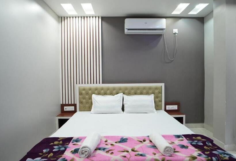 带大床的豪华间, Diya Lodge !! Near Toy Train Park !! New Digha !!