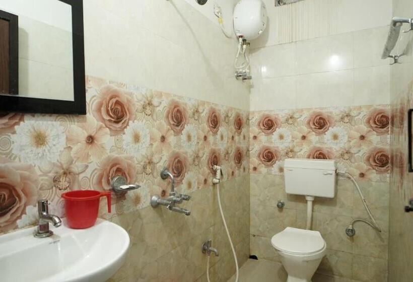 带大床的豪华间, Diya Lodge !! Near Toy Train Park !! New Digha !!