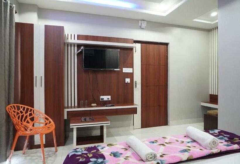 带大床的豪华间, Diya Lodge !! Near Toy Train Park !! New Digha !!