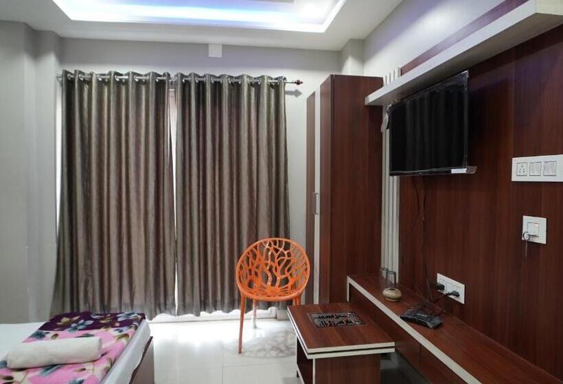 带大床的豪华间, Diya Lodge !! Near Toy Train Park !! New Digha !!