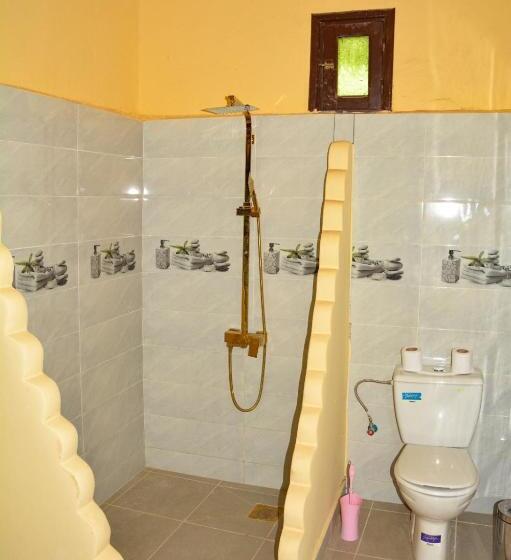 غرفة قياسية ثلاثية, Sahara House