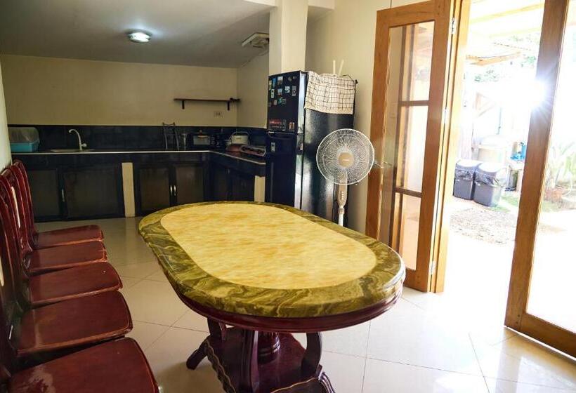 آپارتمان دلوکس 3 خوابه, The Armoury