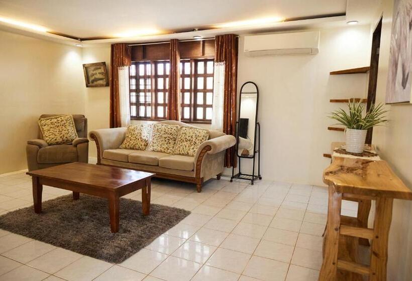 آپارتمان دلوکس 3 خوابه, The Armoury