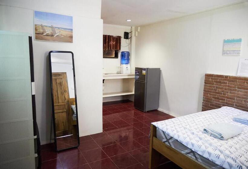 استودیوی استاندارد, The Armoury